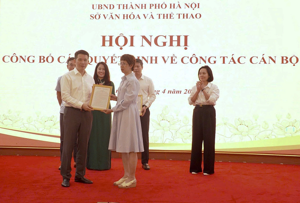 Thành uỷ viên, Giám đốc Sở VHTT Hà Nội Phạm Tuấn Long trao quyết định bổ nhiệm cho bà Bùi Thuý Bình