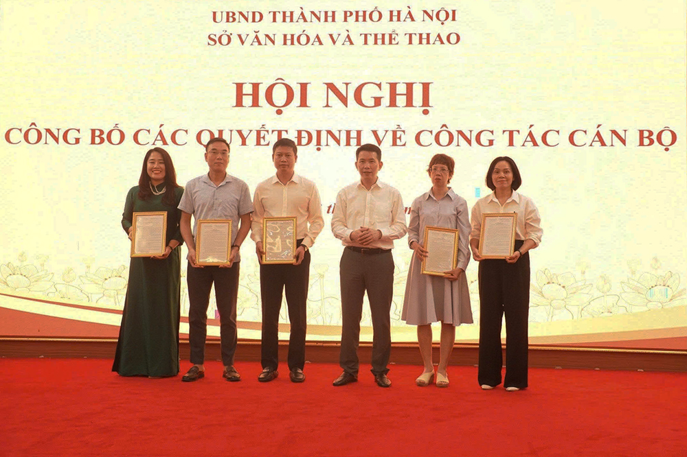 Thành uỷ viên, Giám đốc Sở VHTT Hà Nội Phạm Tuấn Long trao quyết định bổ nhiệm cho cán bộ lãnh đạo các phòng, ban, đơn vị trực thuộc Sở