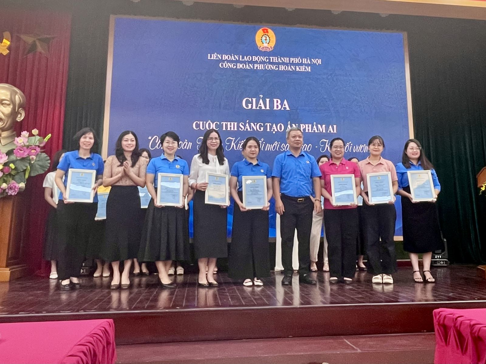Đồng chí Phạm Thị Phương Lan (thứ 4 từ trái sang) nhận giải Cuộc thi sáng tạo ấn phẩm AI “Công đoàn Hoàn Kiếm đổi mới sáng tạo - kết nối vươn xa”